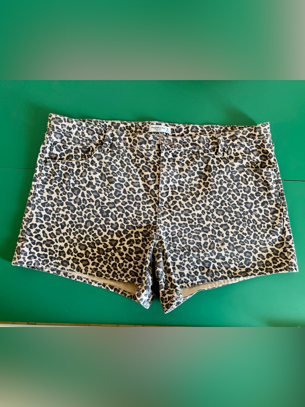 Abercrombie & Fitch Size 36/22 Leopard Print Jean Shorts The Dad Short High Rise